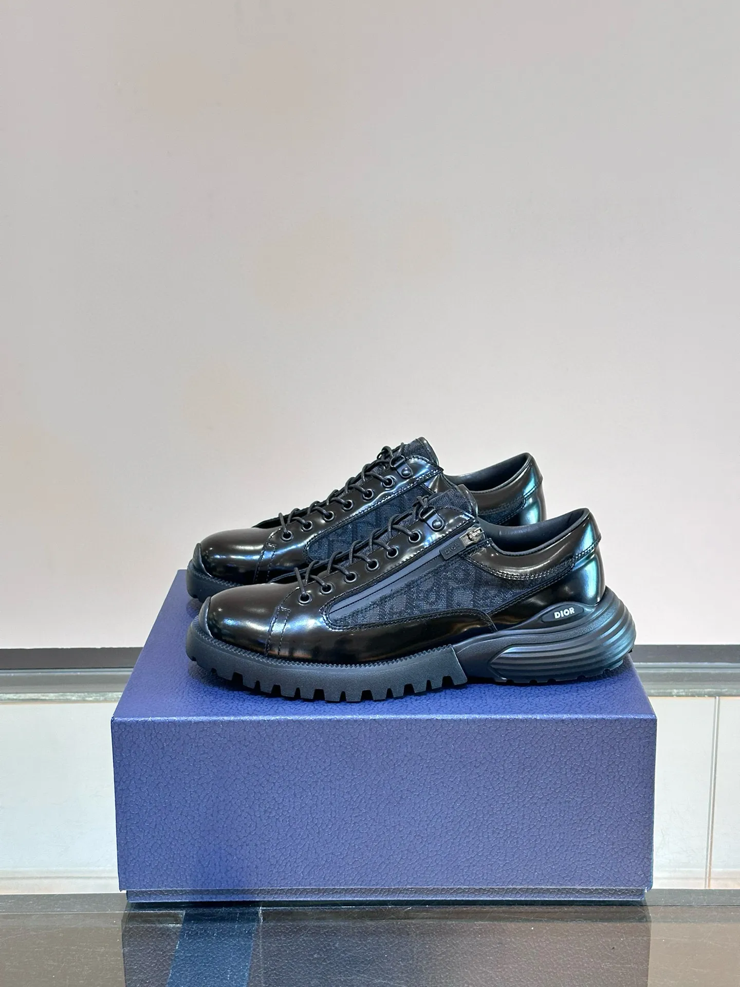Ex-factory price: 540💰Dior Combat Dior Men's Loafers This Dior Combat loafer presents a mixed style that combines fashionable design with sporty elements. The upper is crafted from black polished calfskin leather and finished with Dior's signature saddle strap. Paired with lightweight soles, it combines a variety of elements to highlight the charm of high-end customization. Brand logo on the side adds style. Mixed style eva outsole engraved with brand pattern Size: 39-44 (customized at 38.45)